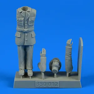 Aerobonus 1/35 WWII German Submarine Kriegsmarine Ceremony Officer #2 (Saluting) Kit
